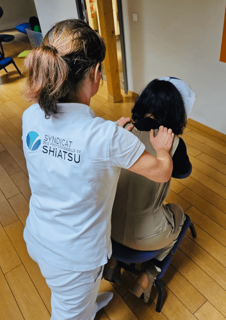 Photo de Stéphanie Lecoq, praticienne de shiatsu en entreprise à Strasbourg, intervenant sur un salarié avec une méthode de shiatsu sur chaise